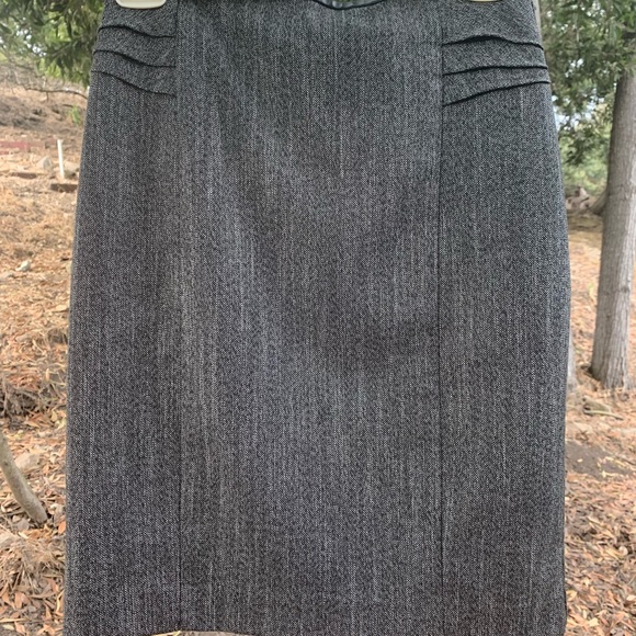 Express women’s skirt suit - Picture 4 of 8